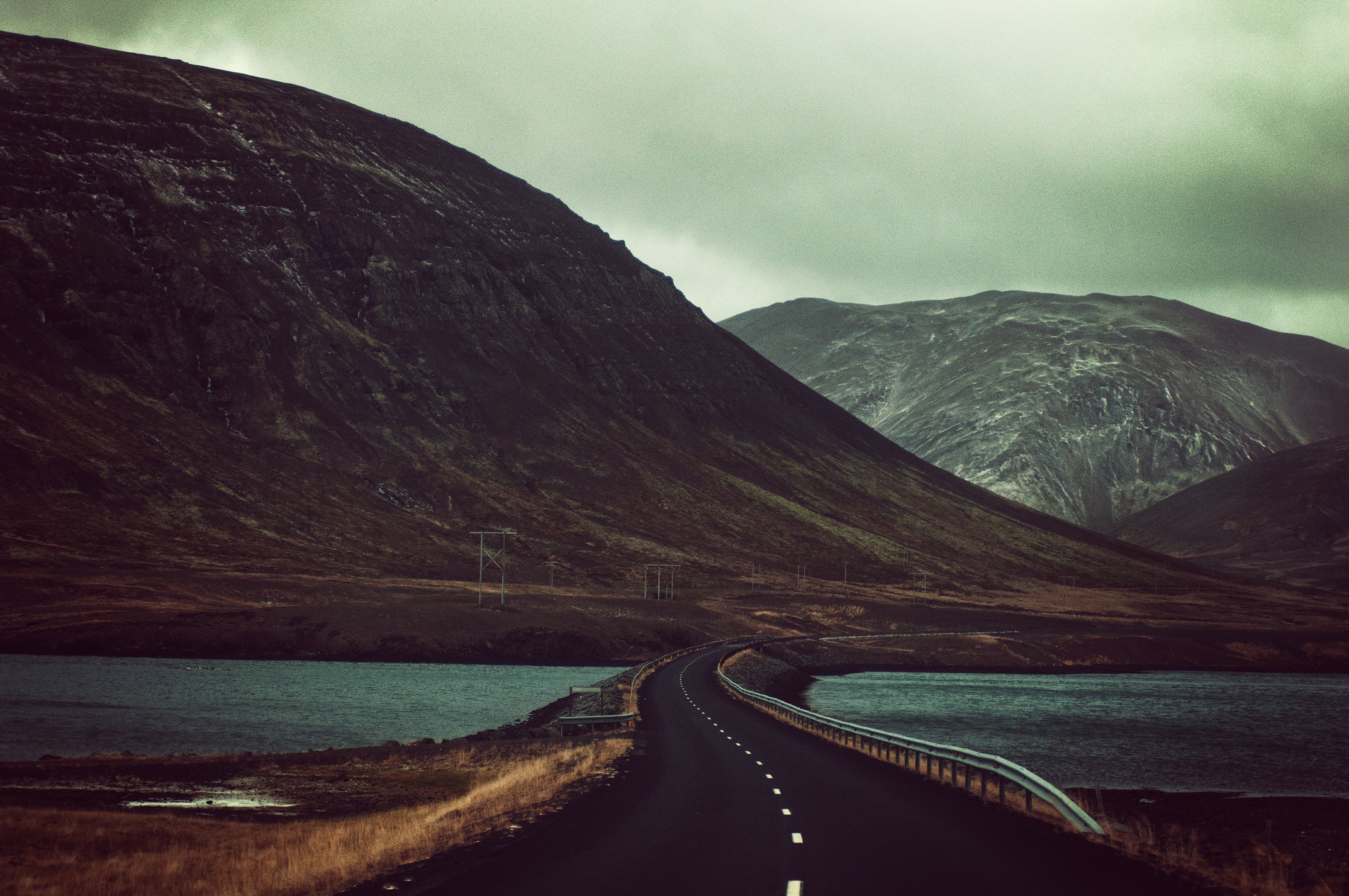 road-mountains-street-countryside